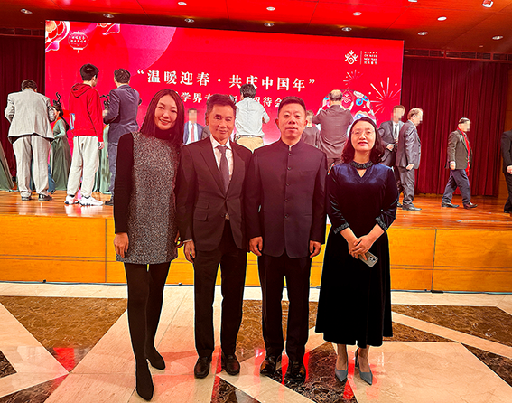 世貿通集團董事長、美中經濟文化協會副主席、美國新移民聯盟主席Winner Xing博士與中國駐美國大使謝鋒（右一）合影