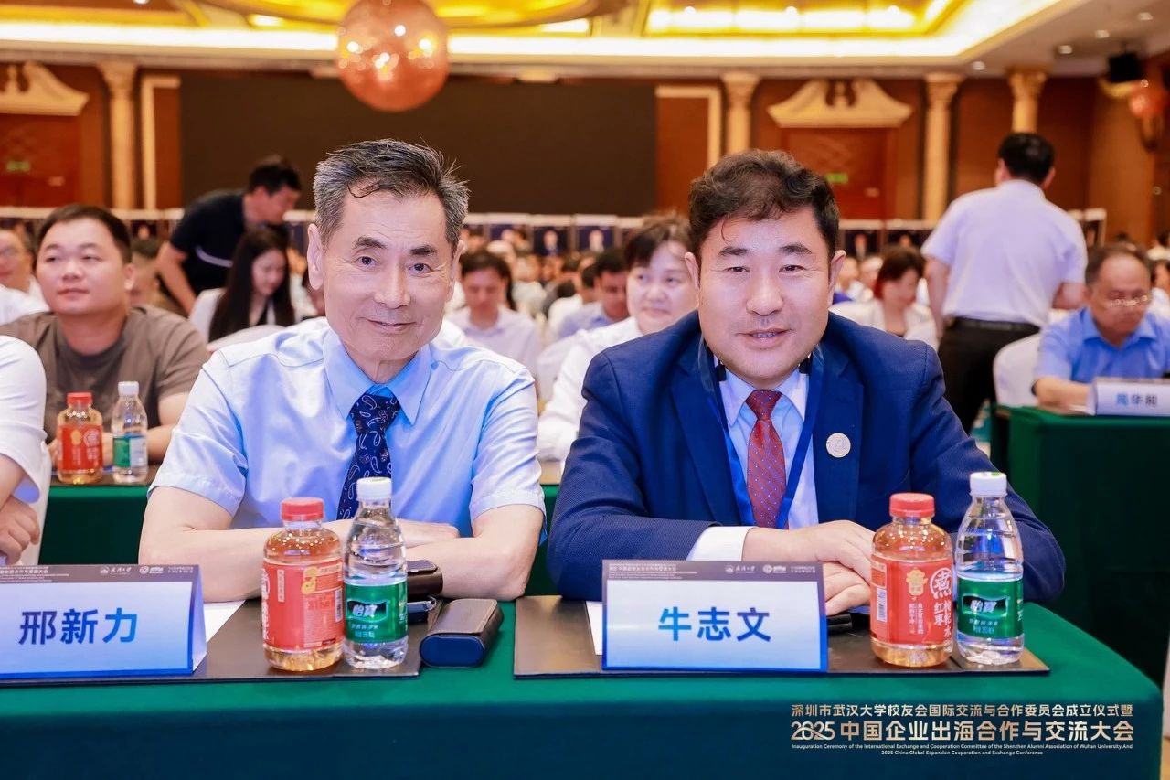 美中經濟文化協會主席牛志文博士(右)，世貿通集團董事長、美中經濟文化協會主席副主席邢新力博士(左)出席大會