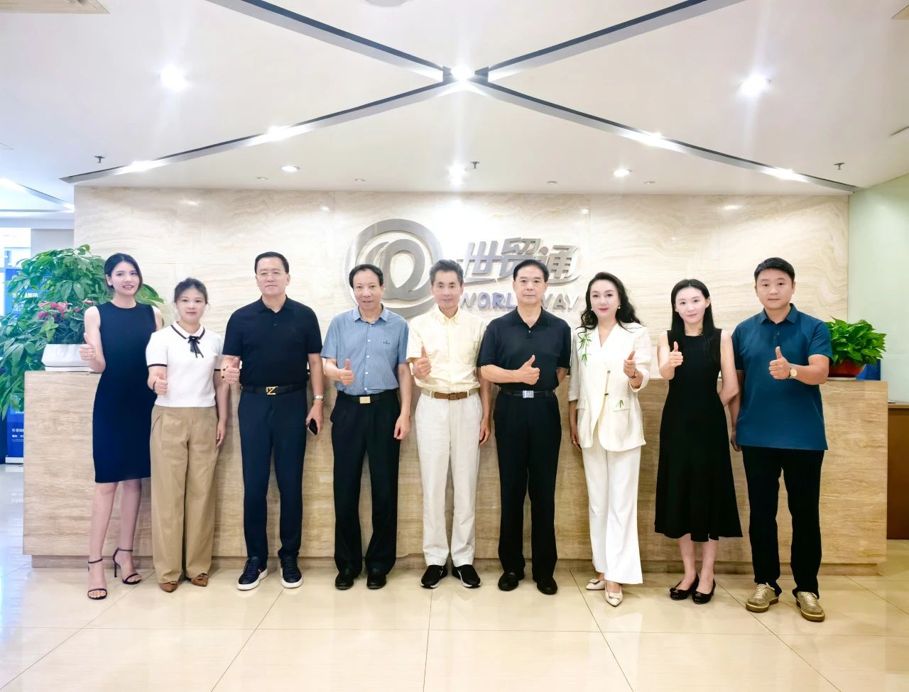 世貿(mào)通集團(tuán)董事長(zhǎng)邢新力博士(左五)等高層一行與深圳市企業(yè)聯(lián)合會(huì)、企業(yè)家協(xié)會(huì)執(zhí)行會(huì)長(zhǎng)康永魁先生(左四)一行合影