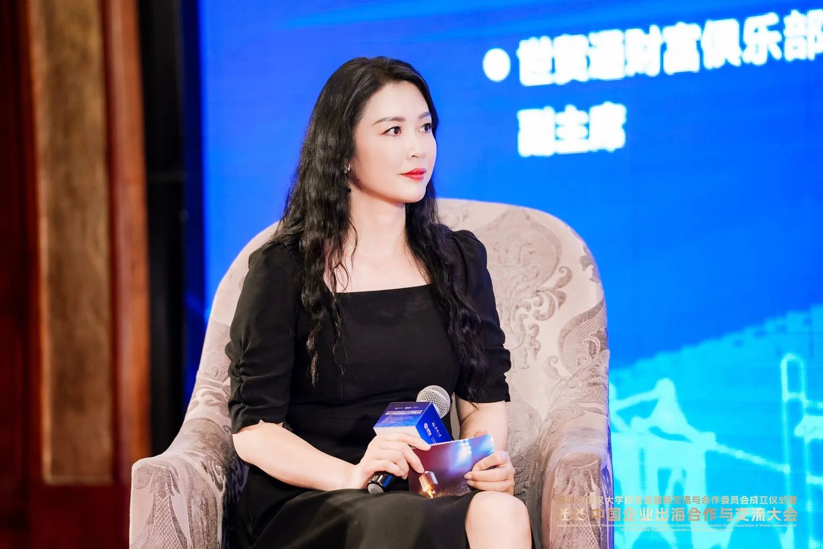 本次圓桌論壇主題研討環節，由世貿通財富俱樂部副主席羅良女士主持，率領朱幼麟、張緒穆、曾勝學、呂仕敢、朱必燈、謝卓亨六位嘉賓，聚焦企業出海與營商規劃，討論涉及營商環境、稅務規劃、商業佈局三大維度。