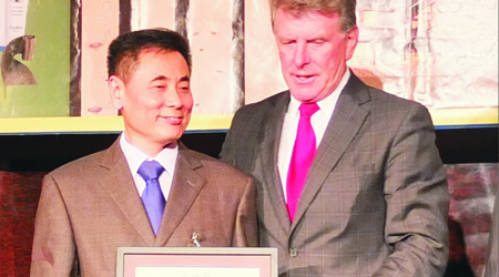 美國愛達荷州州長向世貿通集團董事長頒發“杰出貢獻獎”
